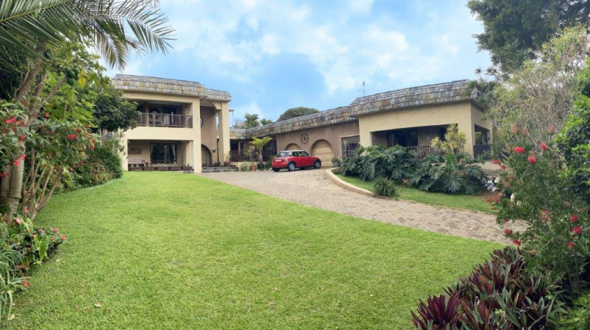 4 Bedroom Home with Garden Cottage